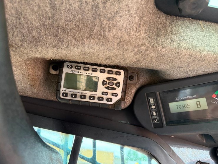 2010-deere-320d-image-32