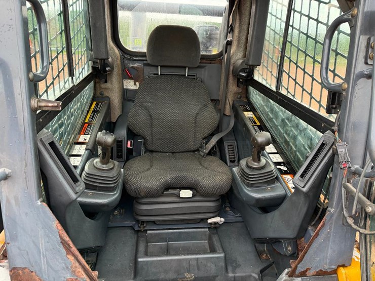 2010-deere-320d-image-26