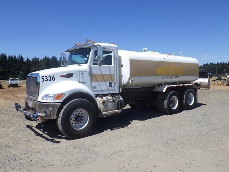2015-peterbilt-pb348-16'-t/a-water-truck-image-1