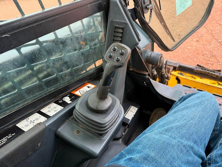 2010-deere-320d-image-28