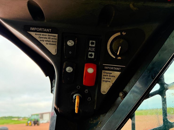 2010-deere-320d-image-29
