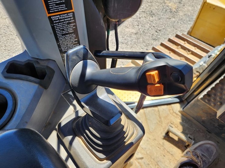2023-deere-700l-image-43