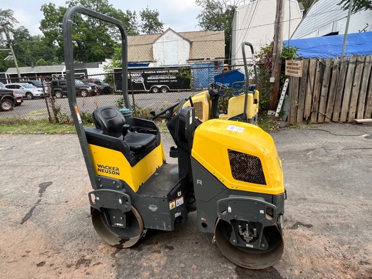 wacker-neuson-rd12-ashpalt-ride-on-roller-image-4