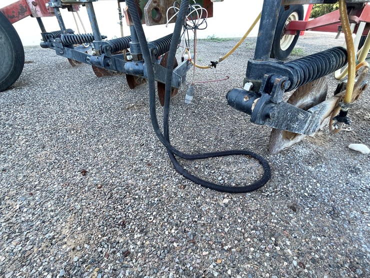 #9020-•-custom-4-row-liquid-fertilizer-applicator-w/pup-tank-image-11