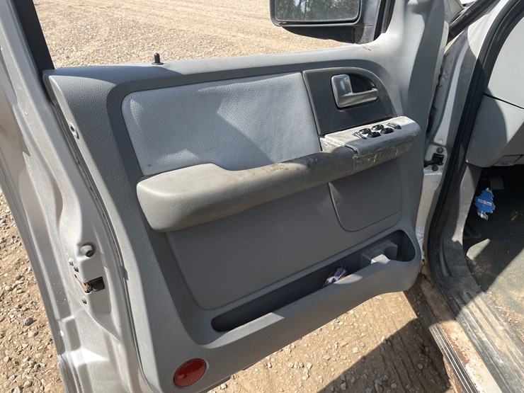 2004-ford-expedition-image-17