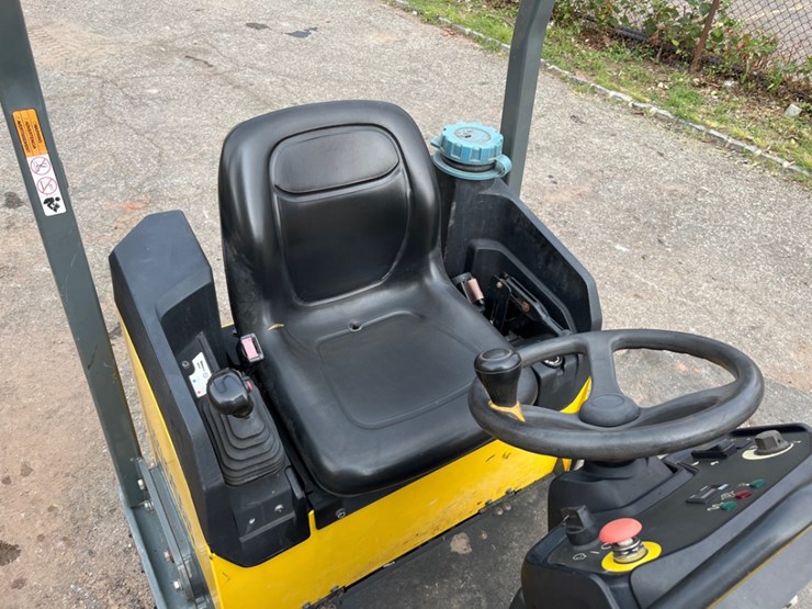 wacker-neuson-rd12-ashpalt-ride-on-roller-image-8