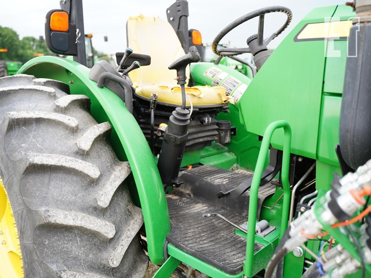 2013-john-deere-5100e-image-29