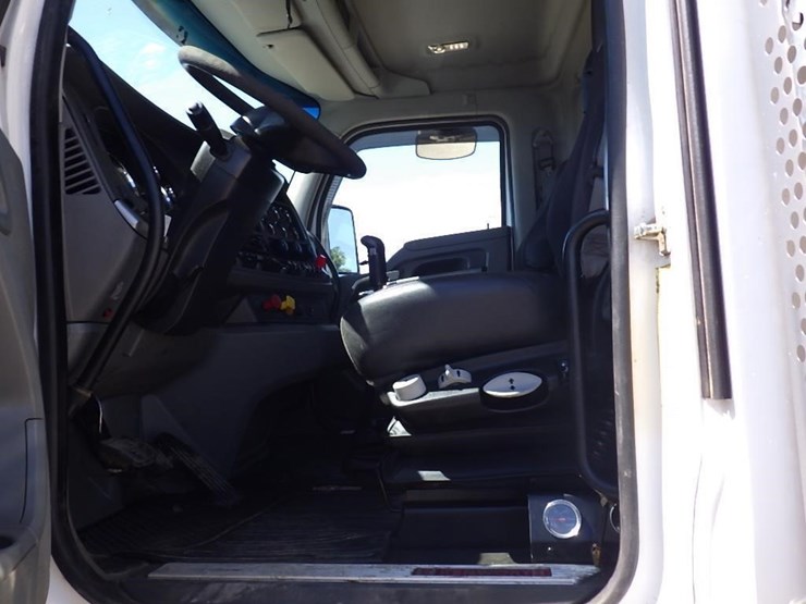 2017-kenworth-t880-image-18
