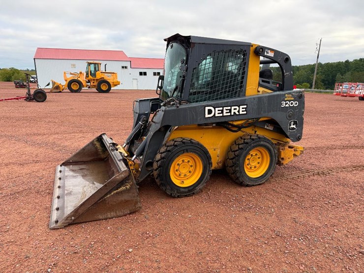 2010-deere-320d-image-1