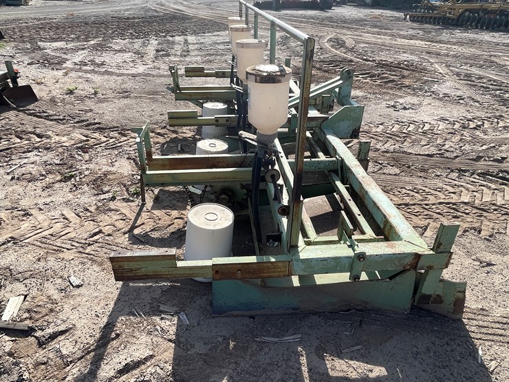 #9044-•-darbyshire-3-pt,-4-unit-bedding-unit-w/8-row-seed-units-image-2