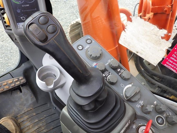 2015-hitachi-zx350lc-6n-image-34