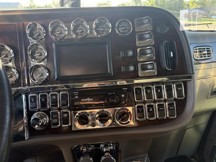 2021-peterbilt-389-image-5