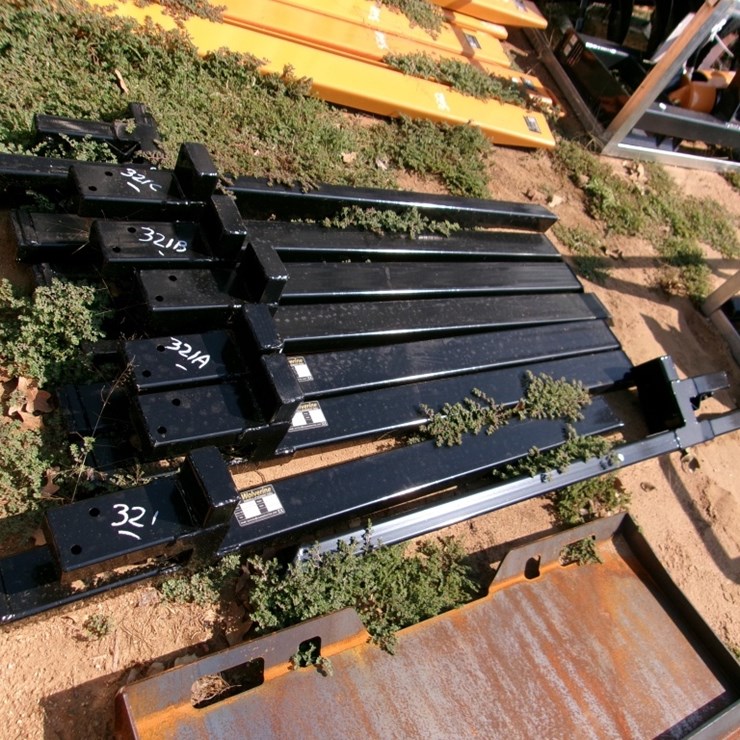 (1) SET OF CLIP ON BUCKET FORKS