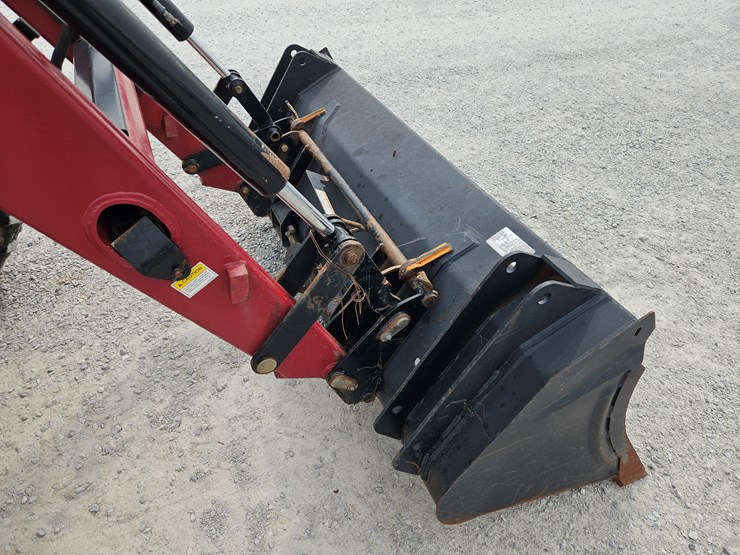 2015-case-ih-farmall-140a-image-21