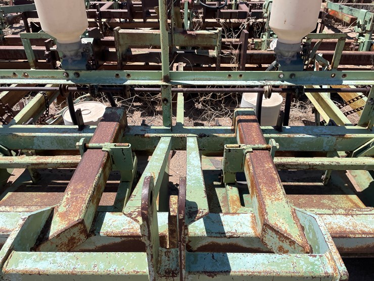 #9044-•-darbyshire-3-pt,-4-unit-bedding-unit-w/8-row-seed-units-image-15