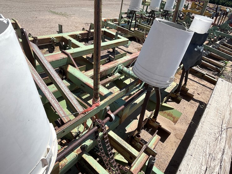 #9042-•-darbyshire-3-pt-4-row-bedding-unit-w/8-row-seed-units-image-33