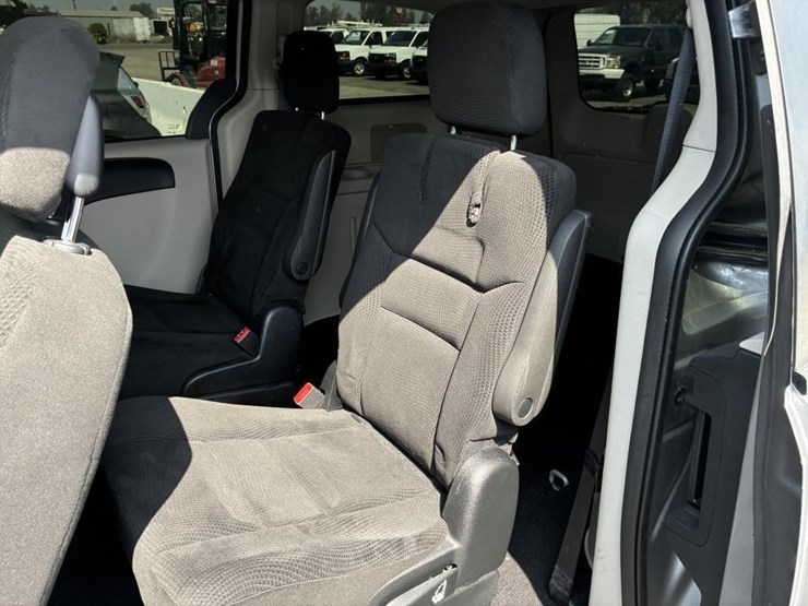 2016-dodge-grand-caravan-image-10