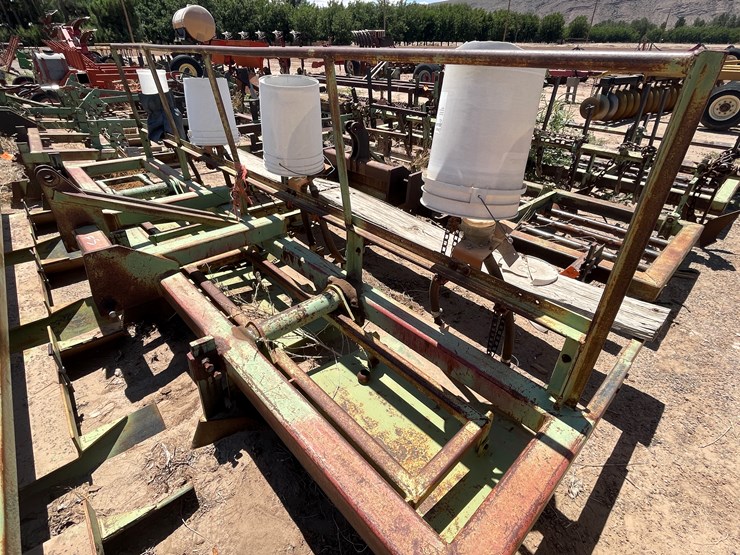 #9042-•-darbyshire-3-pt-4-row-bedding-unit-w/8-row-seed-units-image-36