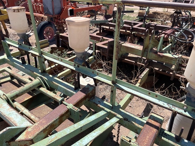 #9044-•-darbyshire-3-pt,-4-unit-bedding-unit-w/8-row-seed-units-image-17