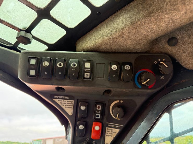 2010-deere-320d-image-30