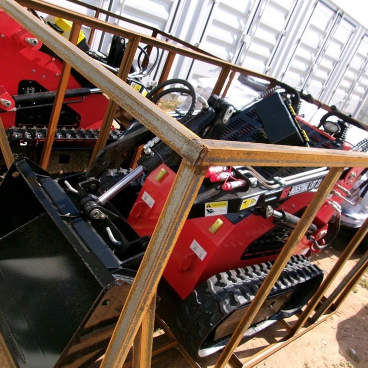 AGT INDUSTRIAL LRT23 MINI SKID STEER