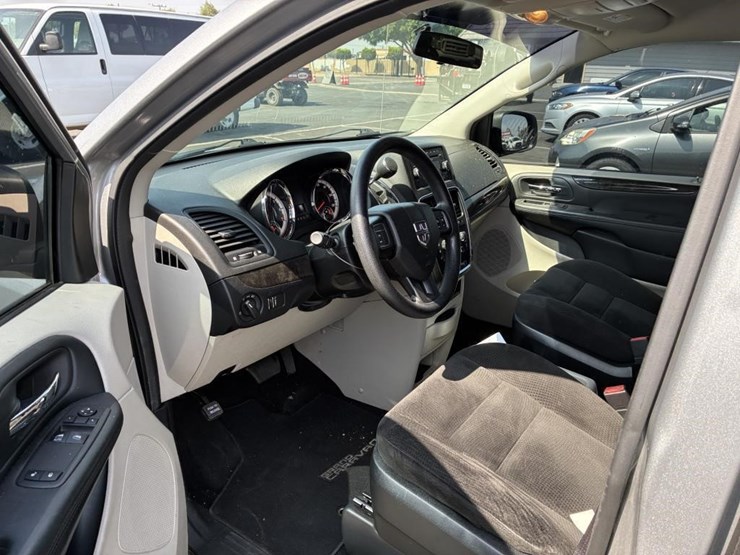 2016-dodge-grand-caravan-image-11