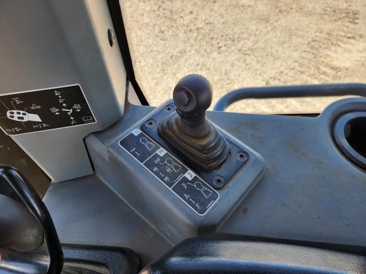 2023-deere-700l-image-39