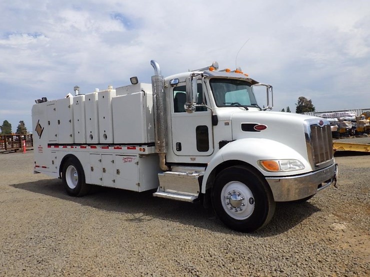 2016-peterbilt-pb337-s/a-fuel-&-lube-truck-image-2