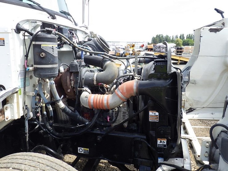 2016-peterbilt-pb337-s/a-fuel-&-lube-truck-image-33