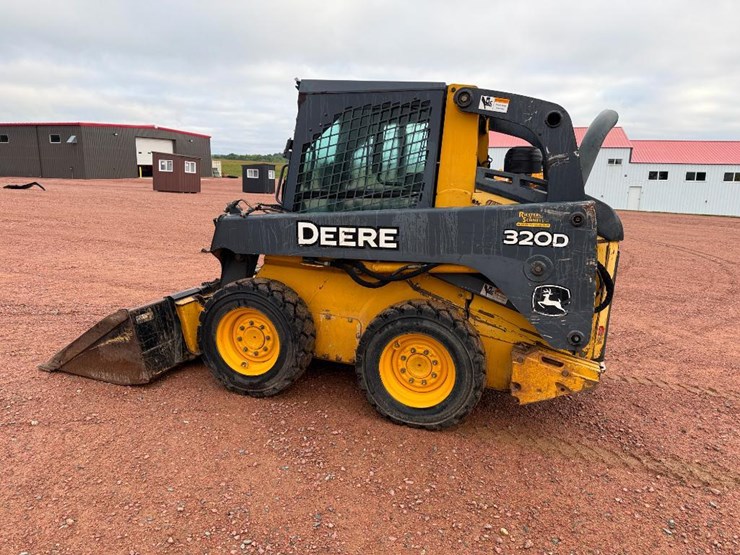 2010-deere-320d-image-6