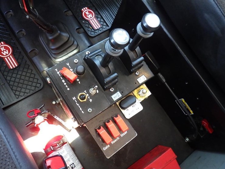 2017-kenworth-t880-image-30