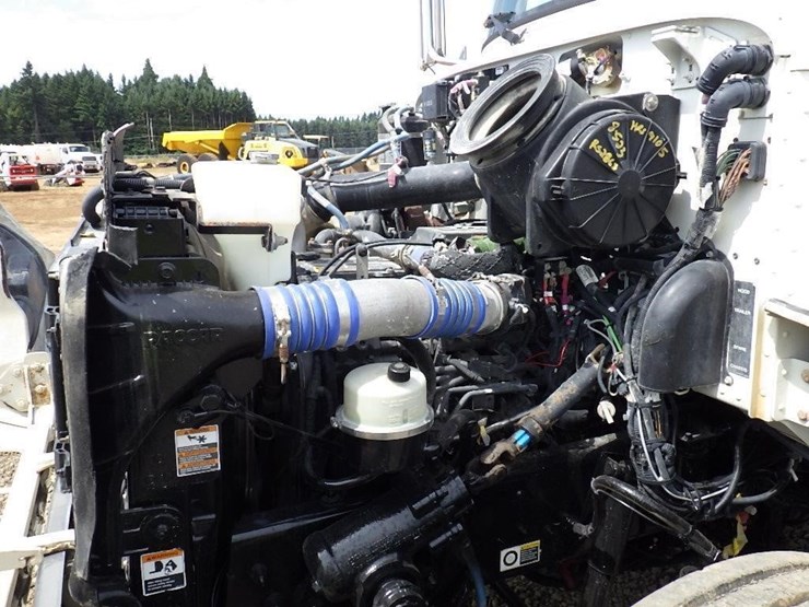 2016-peterbilt-pb337-s/a-fuel-&-lube-truck-image-35