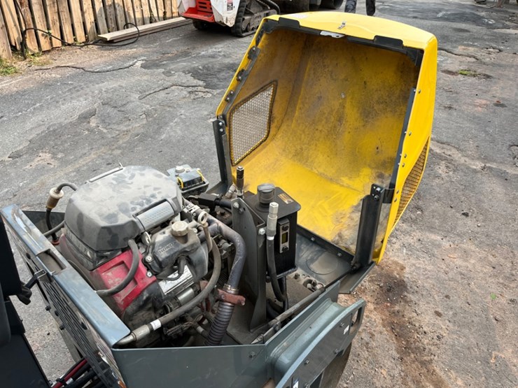 wacker-neuson-rd12-ashpalt-ride-on-roller-image-10