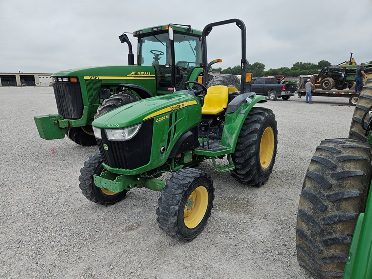 2021-john-deere-4044m-image-16