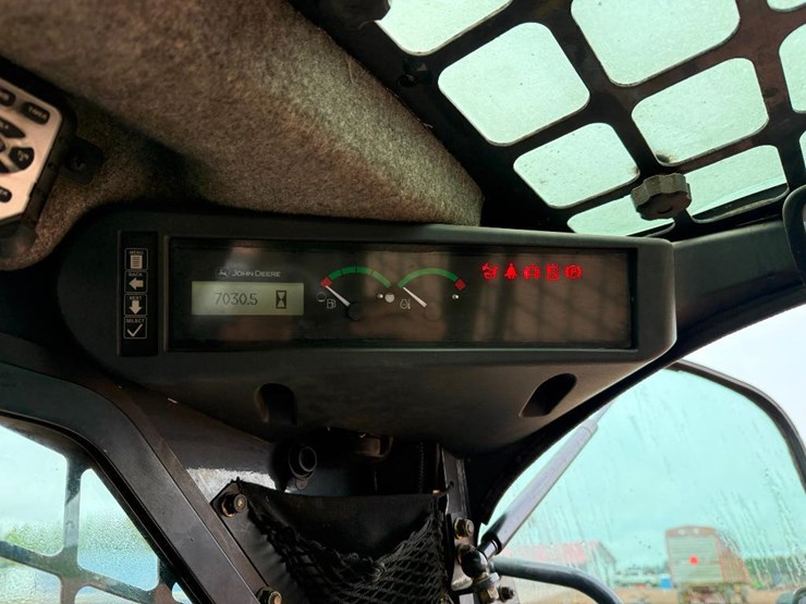 2010-deere-320d-image-31