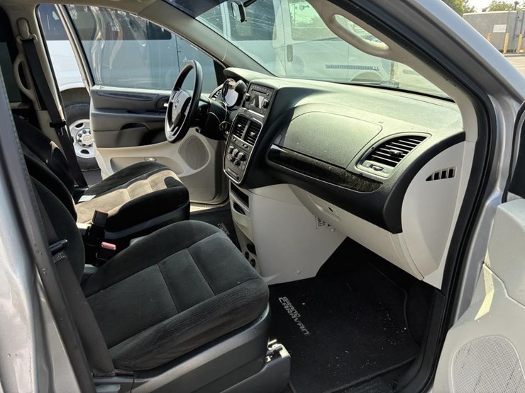 2016-dodge-grand-caravan-image-8