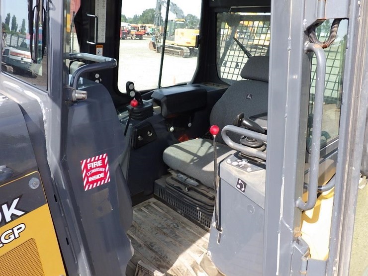 2021-deere-450k-lgp-image-23