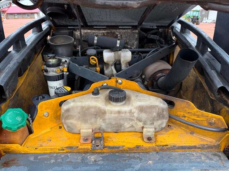 2010-deere-320d-image-25