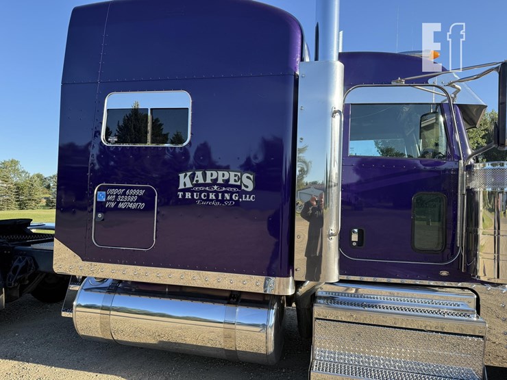 2021-peterbilt-389-image-42