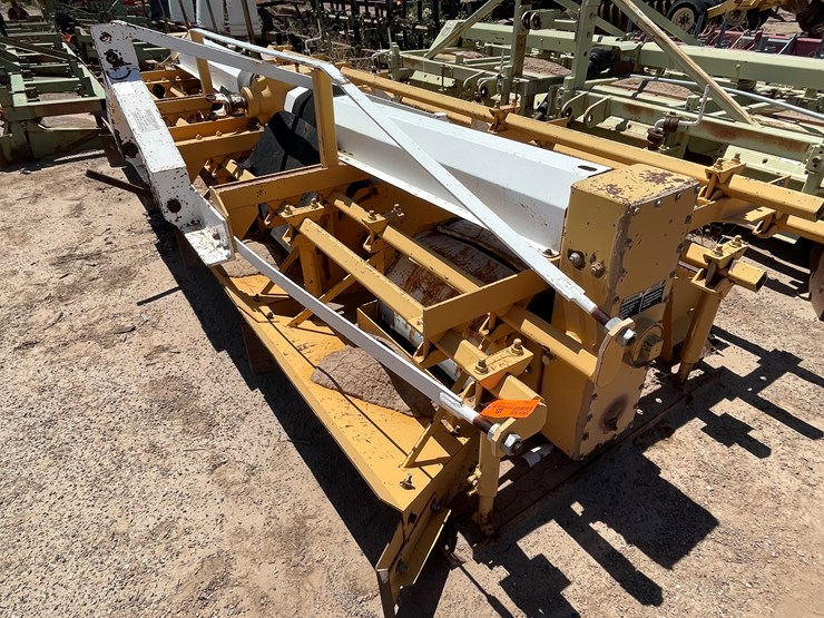 #9038-•-johnson-3-pt,-4-row-bed-shaper-image-35