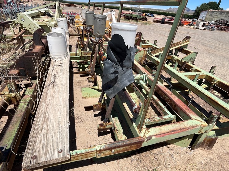 #9042-•-darbyshire-3-pt-4-row-bedding-unit-w/8-row-seed-units-image-24