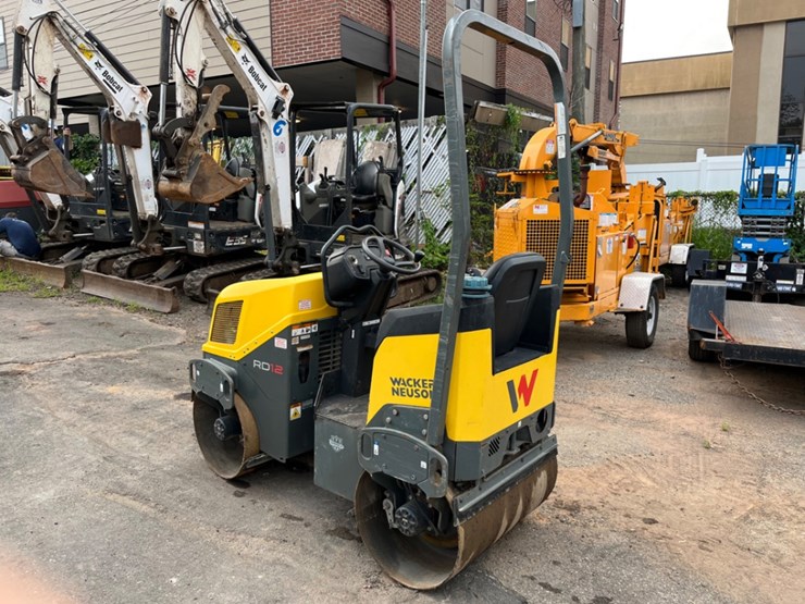 wacker-neuson-rd12-ashpalt-ride-on-roller-image-3