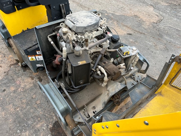 wacker-neuson-rd12-ashpalt-ride-on-roller-image-9