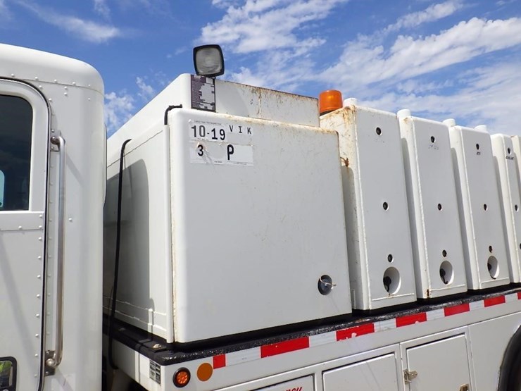 2016-peterbilt-pb337-s/a-fuel-&-lube-truck-image-9