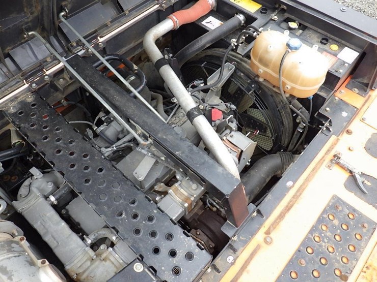 2015-hitachi-zx350lc-6n-image-28