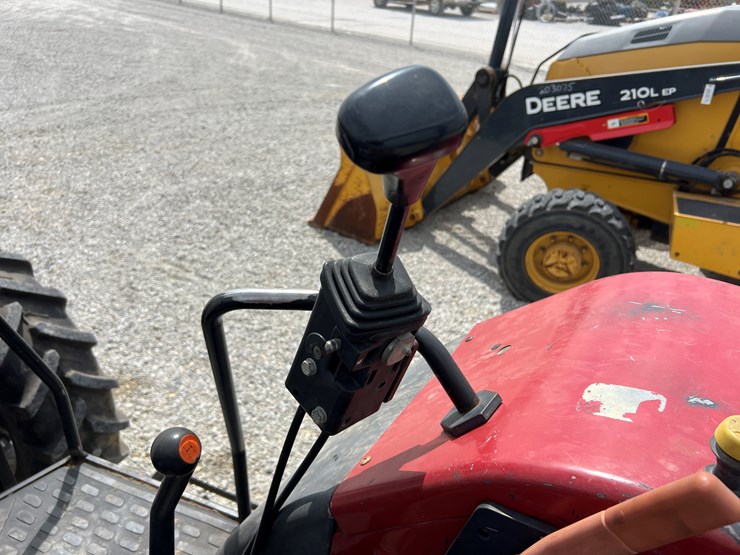 2011-case-ih-farmall-95u-image-14