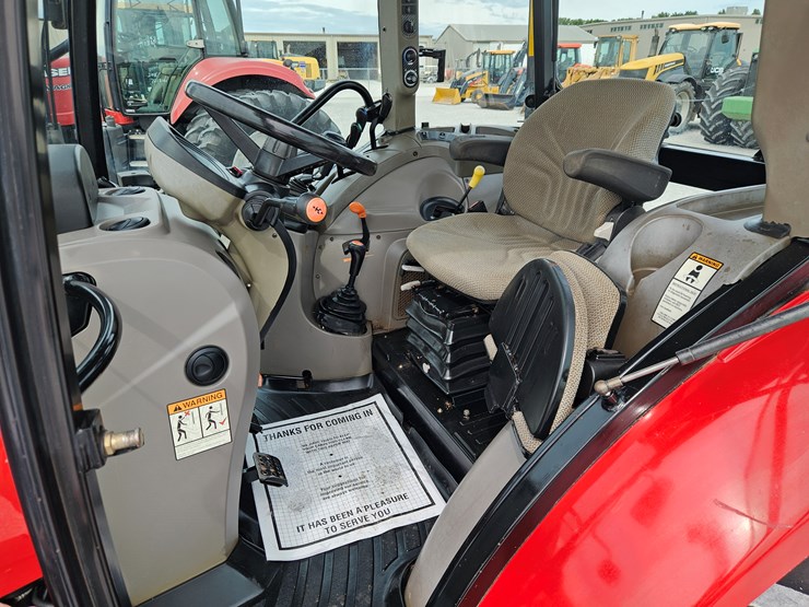 2015-case-ih-farmall-140a-image-9