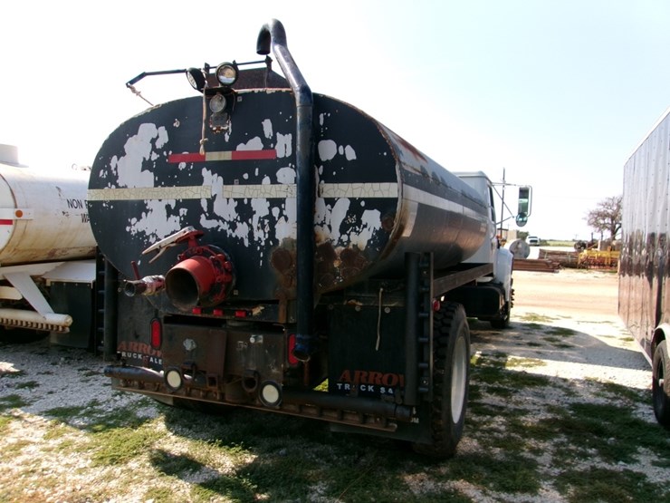2001-ih-4700-____gal-water-truck-image-4