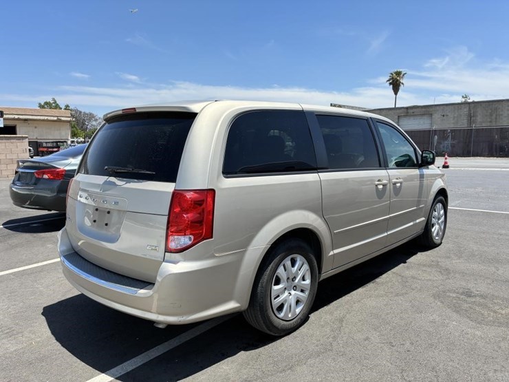 2015-dodge-grand-caravan-image-4