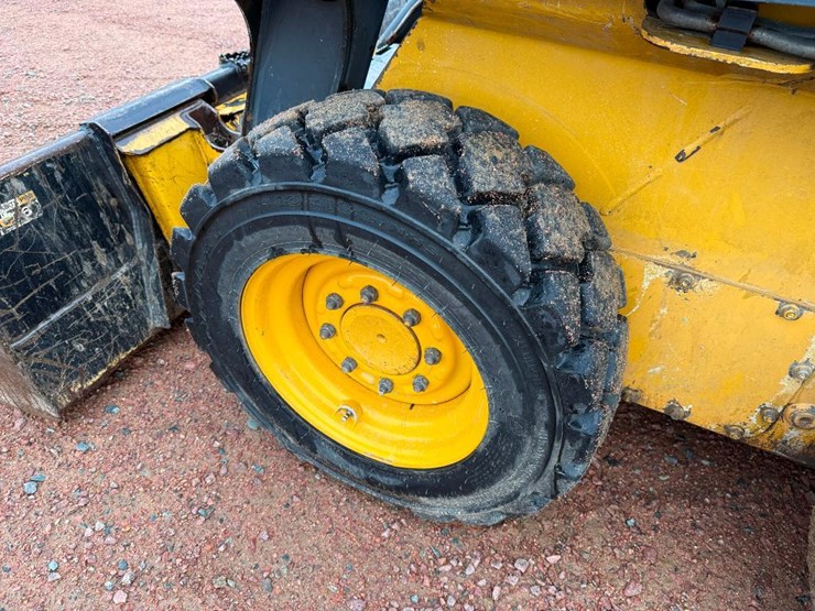 2010-deere-320d-image-8